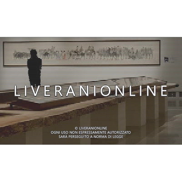 (121227) -- HANGZHOU, Dec. 27, 2012 () --I visitatori che visitano la mostra di pittura cinese a Zhejiang Art Museum di Hangzhou, capitale della Cina orientale di Zhejiang, 26 Dicembre, 2012. Il \'Mondo cinese in lunga Pittura\' .Oltre 100 opere cinesi di lunga pittura di 30 pittori sono stati esposti durante la mostra.La lunga pittura cinese  una forma tradizionale della pittura cinese, utilizzando lunga tela per dipingere paesaggi, uccelli, fiori e figure umane. (/Shi Jianxue) (zz) ©Photoshot/AGENZIA ALDO LIVERANI SAS-ITALY ONLY - EDITORIAL USE ONLY