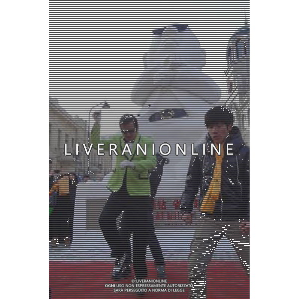 (121227) -- HARBIN, Dec. 27, 2012 () -- I turisti imitano il famoso rapper della Corea del Sud Psy di fronte a una scultura di neve di Psy a Harbin, capitale del nord-est della Cina provincia di Heilongjiang, 26 Dicembre, 2012. (/Wang Feng) (ry) ©Photoshot/AGENZIA ALDO LIVERANI SAS-ITALY ONLY - EDITORIAL USE ONLY