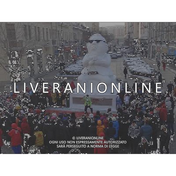 (121227) -- HARBIN, Dec. 27, 2012 () -- I turisti imitano il famoso rapper della Corea del Sud Psy di fronte a una scultura di neve di Psy a Harbin, capitale del nord-est della Cina provincia di Heilongjiang, 26 Dicembre, 2012. (/Wang Feng) (ry) ©Photoshot/AGENZIA ALDO LIVERANI SAS-ITALY ONLY - EDITORIAL USE ONLY