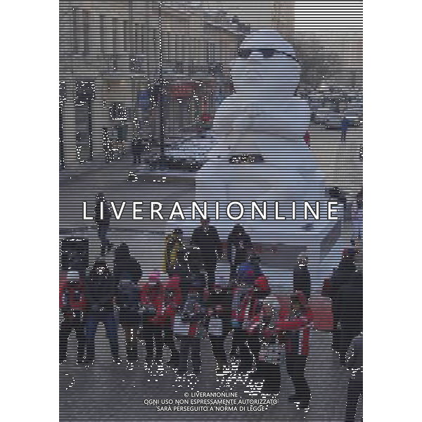 (121227) -- HARBIN, Dec. 27, 2012 () -- I turisti imitano il famoso rapper della Corea del Sud Psy di fronte a una scultura di neve di Psy a Harbin, capitale del nord-est della Cina provincia di Heilongjiang, 26 Dicembre, 2012. (/Wang Feng) (ry) ©Photoshot/AGENZIA ALDO LIVERANI SAS-ITALY ONLY - EDITORIAL USE ONLY
