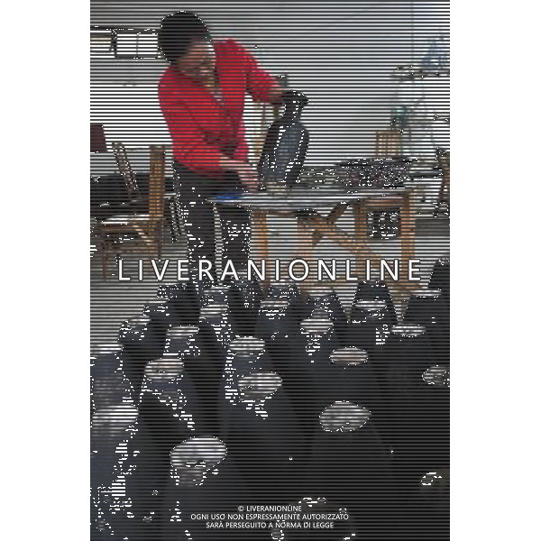 (121227) -- FUZHOU, Dec. 27, 2012 () -Artigiano Lin Youxin presenta le sue opere incorporee Fuzhou, capitale della Cina sud-orientale della provincia del Fujian, 26 Dicembre, 2012. Inventato da Shen Shao\'an durante la dinastia Qing (1644-1911), il Fuzhou lacca senza corpo  un artigianato tradizionale cinese, che  sul punto di estinguersi. E \'stato classificato come patrimonio culturale immateriale di stato nel 2006. (/Lin Shanchuan) (zz) ©Photoshot/AGENZIA ALDO LIVERANI SAS-ITALY ONLY - EDITORIAL USE ONLY