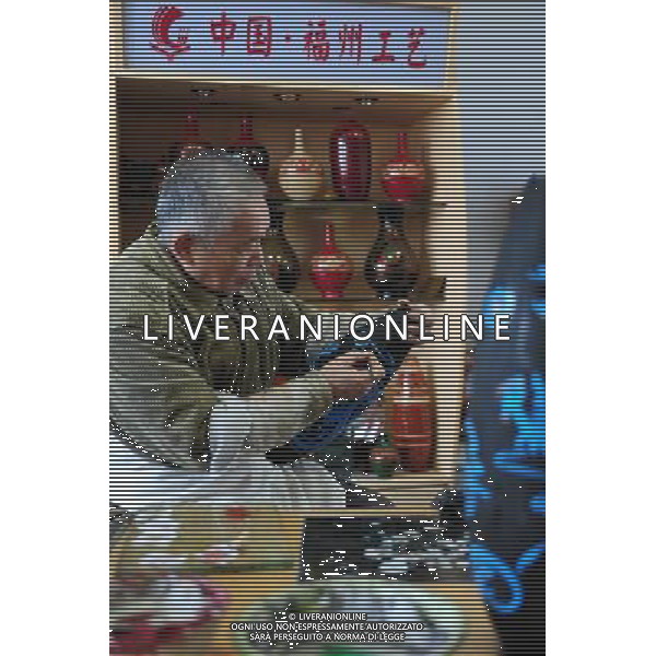 (121227) -- FUZHOU, Dec. 27, 2012 () -Artigiano Lin Youxin presenta le sue opere incorporee Fuzhou, capitale della Cina sud-orientale della provincia del Fujian, 26 Dicembre, 2012. Inventato da Shen Shao\'an durante la dinastia Qing (1644-1911), il Fuzhou lacca senza corpo  un artigianato tradizionale cinese, che  sul punto di estinguersi. E \'stato classificato come patrimonio culturale immateriale di stato nel 2006. (/Lin Shanchuan) (zz) ©Photoshot/AGENZIA ALDO LIVERANI SAS-ITALY ONLY - EDITORIAL USE ONLY