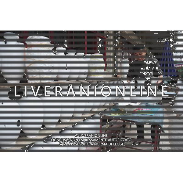 (121227) -- FUZHOU, Dec. 27, 2012 () -Artigiano Lin Youxin presenta le sue opere incorporee Fuzhou, capitale della Cina sud-orientale della provincia del Fujian, 26 Dicembre, 2012. Inventato da Shen Shao\'an durante la dinastia Qing (1644-1911), il Fuzhou lacca senza corpo  un artigianato tradizionale cinese, che  sul punto di estinguersi. E \'stato classificato come patrimonio culturale immateriale di stato nel 2006. (/Lin Shanchuan) (zz) ©Photoshot/AGENZIA ALDO LIVERANI SAS-ITALY ONLY - EDITORIAL USE ONLY