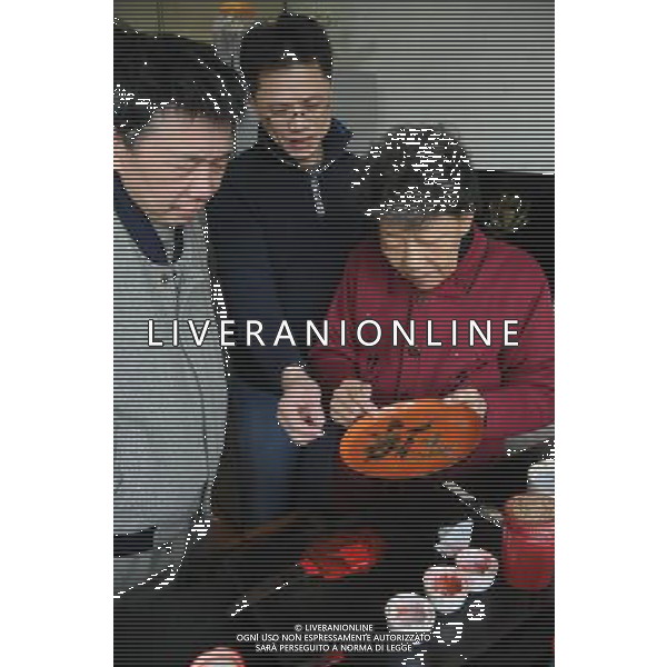(121227) -- FUZHOU, Dec. 27, 2012 () -Artigiano Lin Youxin presenta le sue opere incorporee Fuzhou, capitale della Cina sud-orientale della provincia del Fujian, 26 Dicembre, 2012. Inventato da Shen Shao\'an durante la dinastia Qing (1644-1911), il Fuzhou lacca senza corpo  un artigianato tradizionale cinese, che  sul punto di estinguersi. E \'stato classificato come patrimonio culturale immateriale di stato nel 2006. (/Lin Shanchuan) (zz) ©Photoshot/AGENZIA ALDO LIVERANI SAS-ITALY ONLY - EDITORIAL USE ONLY