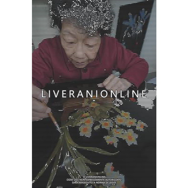 (121227) -- FUZHOU, Dec. 27, 2012 () -Artigiano Lin Youxin presenta le sue opere incorporee Fuzhou, capitale della Cina sud-orientale della provincia del Fujian, 26 Dicembre, 2012. Inventato da Shen Shao\'an durante la dinastia Qing (1644-1911), il Fuzhou lacca senza corpo  un artigianato tradizionale cinese, che  sul punto di estinguersi. E \'stato classificato come patrimonio culturale immateriale di stato nel 2006. (/Lin Shanchuan) (zz) ©Photoshot/AGENZIA ALDO LIVERANI SAS-ITALY ONLY - EDITORIAL USE ONLY