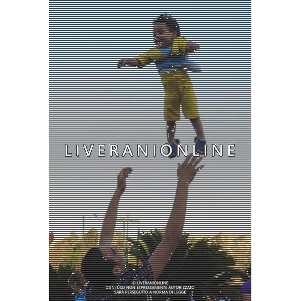 PICTURES OF THE YEAR 2012 FOR INTERNATIONAL NEWS (121227) -- BEIJING, Dec. 27, 2012 () -- An Egyptian man plays with a boy during the traditional festival \'the Day of Beneficial Wind\' at the Al-Azhar Park in Cairo, Egypt, April 16, 2012. (/Qin Haishi) (zjl) ©Photoshot/AGENZIA ALDO LIVERANI SAS-ITALY ONLY - EDITORIAL USE ONLY