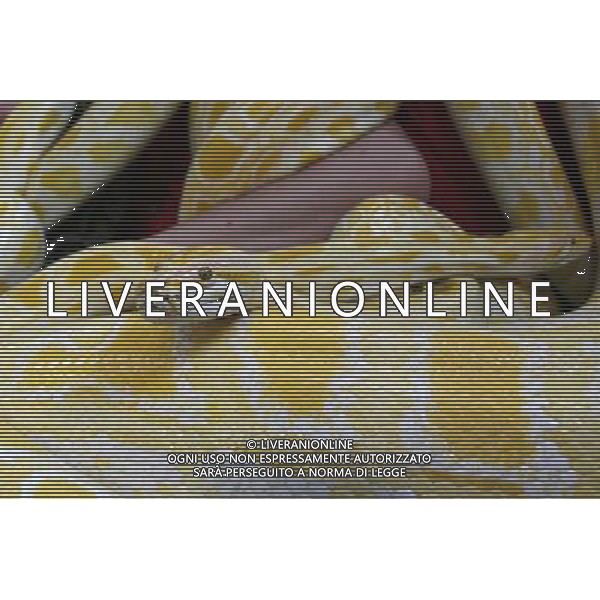 (121228) -- MALABON CITY, Dec. 28, 2012 () -- Un pitone Burmese albino avvolge il corpo di un addetto dello zoo durante la celebrazione dell\'arrivo dell\'anno del serpente per lo zodiaco cinese allo zoo a Malabon City,nelle Filippine, Dec. 28, 2012. (/Rouelle Umali)(zjl) ©Photoshot/AGENZIA ALDO LIVERANI SAS-ITALY ONLY - EDITORIAL USE ONLY