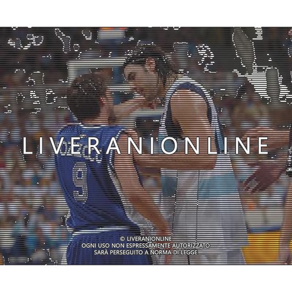 ATENE 28/08/04 -OLIMPIADI 2004- FINALE PALLACANERSTRO MASCHILE ITALIA-ARGENTINA NELLA FOTO: GIANMARCO POZZECO discute con scola PH: LUZZANI/AG. ALDO LIVERANI