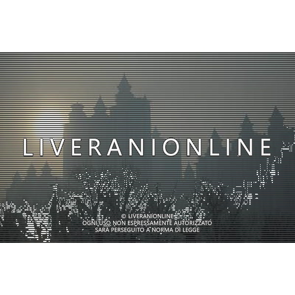 (130101) -- HARBIN, Jan. 1, 2013 () -- Photo taken on Jan. 1, 2013 shows the fog-shrouded buildings in Harbin, capital of northeast China\'s Heilongjiang Province. (/Wang Jianwei) (zz) ©Photoshot/AGENZIA ALDO LIVERANI SAS-ITALY ONLY - EDITORIAL USE ONLY