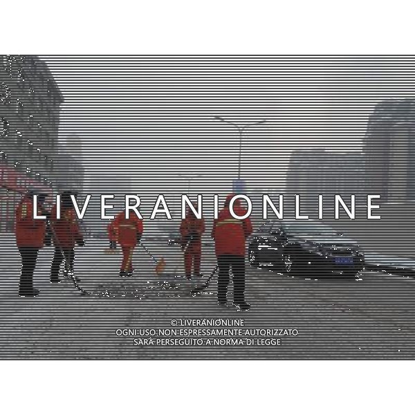 (130101) -- CHANGCHUN, Jan. 1, 2013 () -- Sanitation workers clean the snow on a street in Changchun, capital of northeast China\'s Jilin Province, Jan. 1, 2013. Many parts of Jilin saw the first snow in this year on Tuesday. (/Zhang Nan) (zz) ©Photoshot/AGENZIA ALDO LIVERANI SAS-ITALY ONLY - EDITORIAL USE ONLY