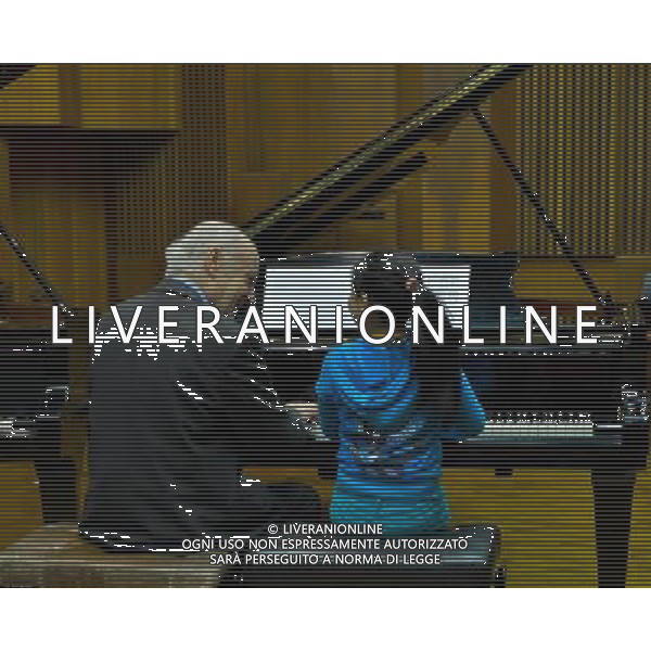 (130101) -- JERUSALEM, JAN.1, 2013 () -Il pianista Israeliano Arie Vardi suona a quattro mani con la pianista cine se di otto anni Wang Yalun durante la Cinese-Israeliana Piano Master Classes a Jerusalem Music Center on Jan.1, 2013. (/Yin Dongxun) ©Photoshot/AGENZIA ALDO LIVERANI SAS-ITALY ONLY - EDITORIAL USE ONLY