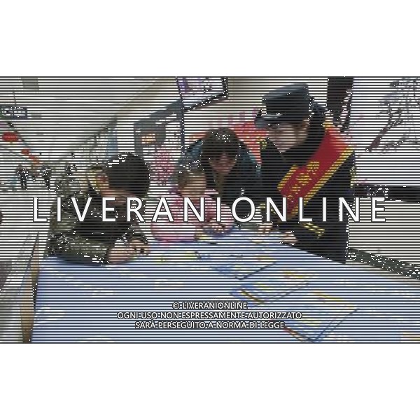 (121230) -- BEIJING, Dec. 30, 2012 () -- Two children leave passenger messages at the newly-opened Baishiqiao South Station of Beijing Subway in Beijing, capital of China, Dec. 30, 2012. Beijing put four new subway lines into operation on Sunday, increasing its daily passenger capacity by about 1.5 million. The new lines have brought the number of subway lines in Beijing to 16, raising the capital city\'s total subway transport capacity to over 9 million passengers per day, said the Beijing Metro Company. (/Zhao Bing) (lmm) ©Photoshot/AGENZIA ALDO LIVERANI SAS-ITALY ONLY - EDITORIAL USE ONLY