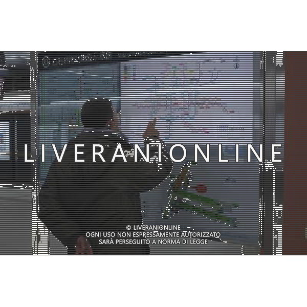 (121230) -- BEIJING, Dec. 30, 2012 () -- A citizen views the subway map at the Baishiqiao South Station of the newly-opened subway line 6 in Beijing, capital of China, Dec. 30, 2012. Beijing put four subway lines into operation on Sunday, part of the city\'s efforts to expand rail transit to ease severe traffic congestion. The new lines bring the number of subway lines in Beijing to 16, with a total length of 442 kilometers, according to authorities. (/Zhang Cheng) (zc) ©Photoshot/AGENZIA ALDO LIVERANI SAS-ITALY ONLY - EDITORIAL USE ONLY