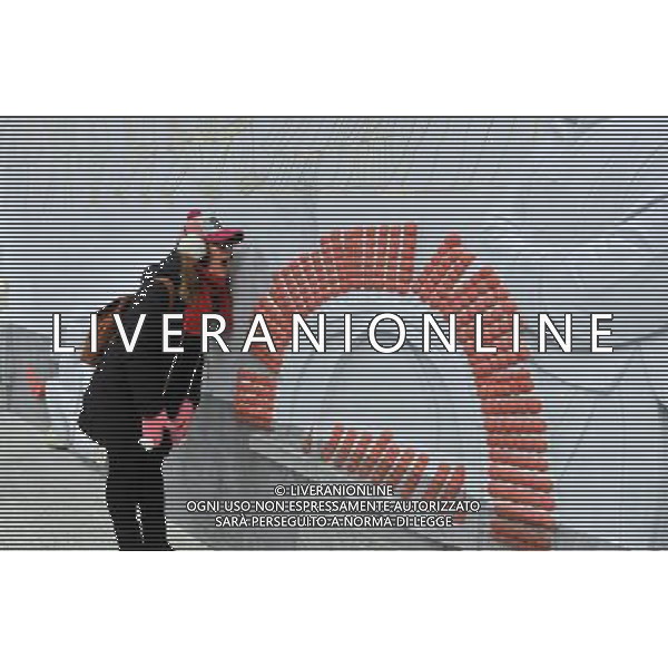 (121230) -- BEIJING, Dec. 30, 2012 () -- A passenger poses for photos before a decoration wall at the Dongsi Station of the newly-opened subway line 6 in Beijing, capital of China, Dec. 30, 2012. Beijing put four subway lines into operation on Sunday, part of the city\'s efforts to expand rail transit to ease severe traffic congestion. The new lines bring the number of subway lines in Beijing to 16, with a total length of 442 kilometers, according to authorities. (/Li Wen) (zc) ©Photoshot/AGENZIA ALDO LIVERANI SAS-ITALY ONLY - EDITORIAL USE ONLY