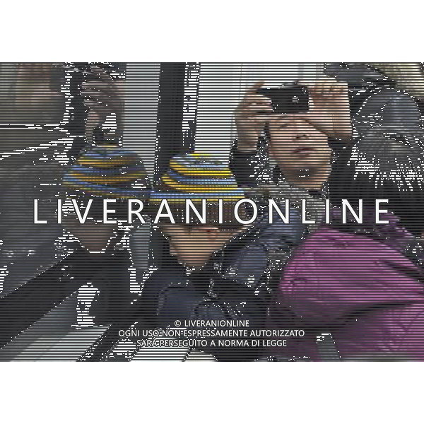 (121230) -- BEIJING, Dec. 30, 2012 () -- A child looks out of the window on a train of the newly-opened subway line 6 in Beijing, capital of China, Dec. 30, 2012. Beijing put four subway lines into operation on Sunday, part of the city\'s efforts to expand rail transit to ease severe traffic congestion. The new lines bring the number of subway lines in Beijing to 16, with a total length of 442 kilometers, according to authorities. (/Li Wen) (zc) ©Photoshot/AGENZIA ALDO LIVERANI SAS-ITALY ONLY - EDITORIAL USE ONLY