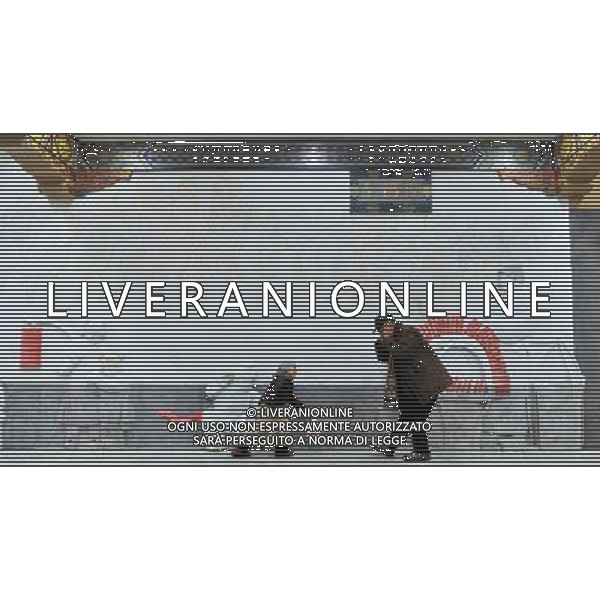 (121230) -- BEIJING, Dec. 30, 2012 () -- Citizens pose for photos before a decoration wall at the Dongsi Station of the newly-opened subway line 6 in Beijing, capital of China, Dec. 30, 2012. Beijing put four subway lines into operation on Sunday, part of the city\'s efforts to expand rail transit to ease severe traffic congestion. The new lines bring the number of subway lines in Beijing to 16, with a total length of 442 kilometers, according to authorities. (/Li Wen) (zc) ©Photoshot/AGENZIA ALDO LIVERANI SAS-ITALY ONLY - EDITORIAL USE ONLY