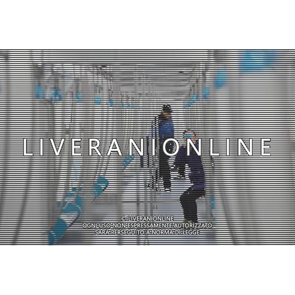 (121230) -- BEIJING, Dec. 30, 2012 () -- A passenger takes photos on a train of the southern and western stretches that complete a loop for subway line 10 in Beijing, capital of China, Dec. 30, 2012. Beijing put four subway lines into operation on Sunday, part of the city\'s efforts to expand rail transit to ease severe traffic congestion. The new lines bring the number of subway lines in Beijing to 16, with a total length of 442 kilometers, according to authorities. (/Chen Weisong) (ry) ©Photoshot/AGENZIA ALDO LIVERANI SAS-ITALY ONLY - EDITORIAL USE ONLY