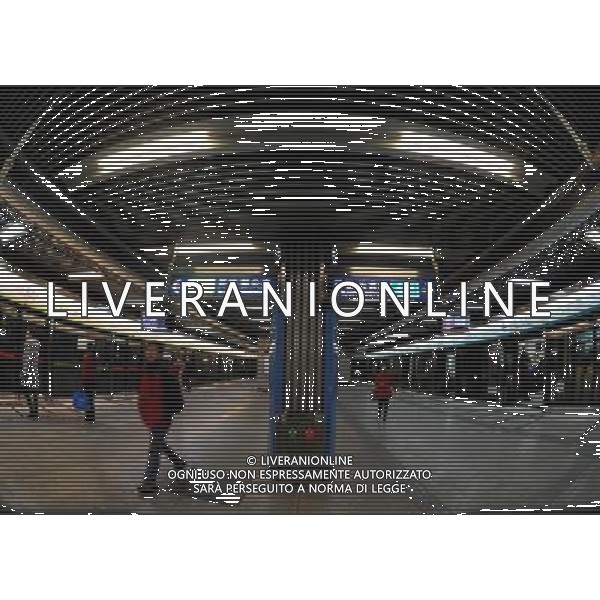 (121230) -- BEIJING, Dec. 30, 2012 () -- Passengers are seen on a platform at the National Library Station of the northern section of subway line 9 in Beijing, capital of China, Dec. 30, 2012. At this station passengers can transfer to the existing line 4 on the same platform. Beijing put four subway lines into operation on Sunday, part of the city\'s efforts to expand rail transit to ease severe traffic congestion. The new lines bring the number of subway lines in Beijing to 16, with a total length of 442 kilometers, according to authorities. (/Gong Lei) (ry) ©Photoshot/AGENZIA ALDO LIVERANI SAS-ITALY ONLY - EDITORIAL USE ONLY