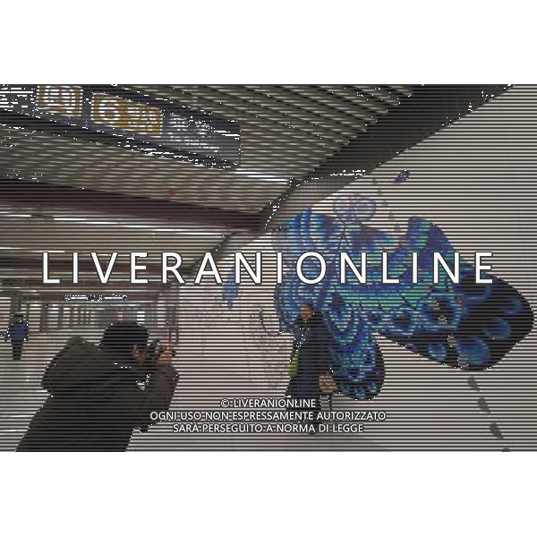 (121230) -- BEIJING, Dec. 30, 2012 () -- A passenger poses for photos in front of a wall painting at the Nanluoguxiang Station of the newly-opened subway line 6 in Beijing, capital of China, Dec. 30, 2012. Beijing put four subway lines into operation on Sunday, part of the city\'s efforts to expand rail transit to ease severe traffic congestion. The new lines bring the number of subway lines in Beijing to 16, with a total length of 442 kilometers, according to authorities. (/Luo Xiaoguang) (ry) ©Photoshot/AGENZIA ALDO LIVERANI SAS-ITALY ONLY - EDITORIAL USE ONLY