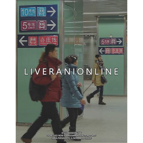 (121230) -- BEIJING, Dec. 30, 2012 () -- Passengers are seen at the Songjiazhuang Transfer Station linking different subway lines in Beijing, capital of China, Dec. 30, 2012. Beijing put four subway lines into operation on Sunday, part of the city\'s efforts to expand rail transit to ease severe traffic congestion. The new lines bring the number of subway lines in Beijing to 16, with a total length of 442 kilometers, according to authorities. (/Luo Xiaoguang) (ry) ©Photoshot/AGENZIA ALDO LIVERANI SAS-ITALY ONLY - EDITORIAL USE ONLY