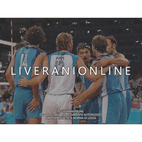 ATENE 29/08/04 -GIOCHI OLIMPICI- FINALE DI PALLAVOLO MASCHILE ITALIA-BRASILE NELLA FOTO:AZZURRI RIUNITI PH: LUZZANI/AG. ALDO LIVERANI