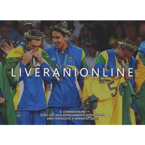 ATENE 29/08/04 -GIOCHI OLIMPICI- FINALE DI PALLAVOLO MASCHILE ITALIA-BRASILE NELLA FOTO: PREMIAZIONE BRASILE PH: LUZZANI/AG. ALDO LIVERANI