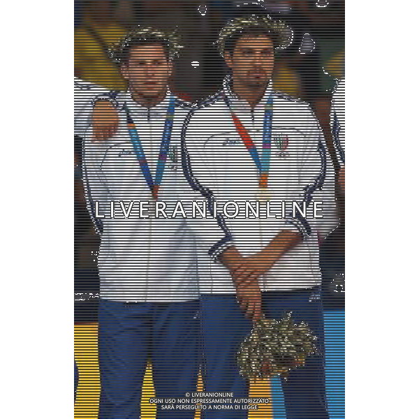 ATENE 29/08/04 -GIOCHI OLIMPICI- FINALE DI PALLAVOLO MASCHILE ITALIA-BRASILE NELLA FOTO: PREMIAZIONE (ARGENTO) DEGLI AZZURRI PH: LUZZANI/AG. ALDO LIVERANI