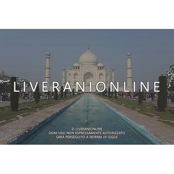 (130102) -- AGRA, Jan. 2, 2013 () -Persone visitano la famosa attrazione turistica Taj Mahal ad Agra, India, on Jan. 1, 2013. Il Taj Mahal e\' stato costruito nella meta\' del 1600 dal re Mughal Shah Jahancome tomba per la sua amata moglie Mumtaz Mahal. (/Li Yigang) (nxl) ©Photoshot/AGENZIA ALDO LIVERANI SAS-ITALY ONLY - EDITORIAL USE ONLY