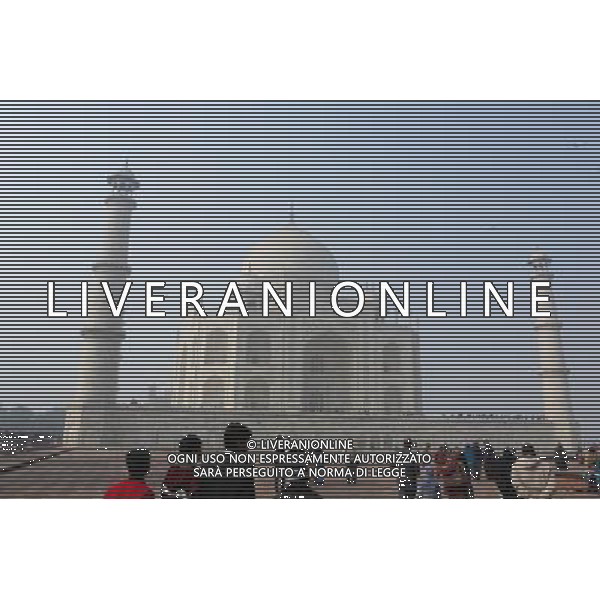 (130102) -- AGRA, Jan. 2, 2013 () -Persone visitano la famosa attrazione turistica Taj Mahal ad Agra, India, on Jan. 1, 2013. Il Taj Mahal e\' stato costruito nella meta\' del 1600 dal re Mughal Shah Jahancome tomba per la sua amata moglie Mumtaz Mahal. (/Li Yigang) (nxl) ©Photoshot/AGENZIA ALDO LIVERANI SAS-ITALY ONLY - EDITORIAL USE ONLY