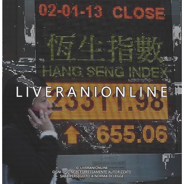 (130102) -- HONG KONG, Jan. 2, 2013 () -- A pedestrian walks past an electronic board showing the Hang Seng Index in Hong Kong, south China, Jan. 2, 2013. Hong Kong\'s benchmark Hang Seng Index increased 655.06 points to close at 23,311.98 points on the first trading day of 2013. (/Wong Pun Keung) (zn) ©Photoshot-ITALY ONLY - EDITORIAL USE ONLY/AGENZIA ALDO LIVERANI SAS