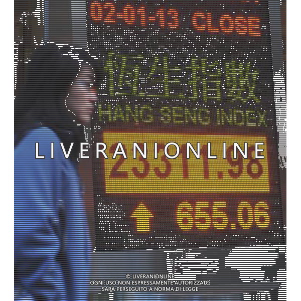 (130102) -- HONG KONG, Jan. 2, 2013 () -- A pedestrian walks past an electronic board showing the Hang Seng Index in Hong Kong, south China, Jan. 2, 2013. Hong Kong\'s benchmark Hang Seng Index increased 655.06 points to close at 23,311.98 points on the first trading day of 2013. (/Wong Pun Keung) (zn) ©Photoshot-ITALY ONLY - EDITORIAL USE ONLY/AGENZIA ALDO LIVERANI SAS