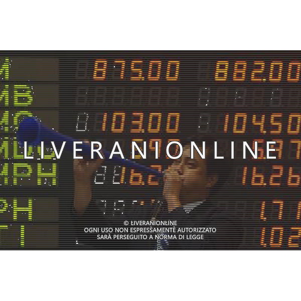 (130102) -- MANILA, Jan. 2, 2013 () -- A trader blows a toy horn before the start of the first trading session of 2013 at Philippine Stock Exchange (PSE) in Makati City, the Philippines, Jan. 2, 2013. (/Rouelle Umali)(ctt) ©Photoshot-ITALY ONLY - EDITORIAL USE ONLY/AGENZIA ALDO LIVERANI SAS