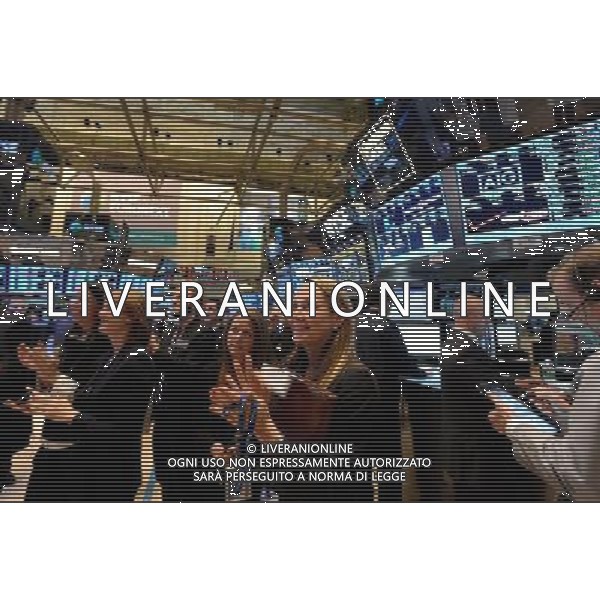 (130103) -- NEW YORK, Jan. 3, 2013 () -- Traders applaud on the floor of the New York Stock Exchange, New York, the United States, on Jan. 2, 2013. The U.S. stocks surged on Wednesday, the first trading day of 2013, as the Congress steered the country off the \'fiscal cliff\', which had been a major uncertainty hanging over the market. At the close of trading, the Dow Jones Industrial Average rallied 308.41 points, or 2.35 percent, to 13,412.55. The broader S\'P 500 Index jumped 36.23 points, or 2.54 percent, to 1,462.42. The tech- heavy Nasdaq Composite Index climbed 92.75 points, or 3. 07 percent, to 3,112.26. (/Wang Lei) (dtf) AG ALDO LIVERANI S A S ONLY ITALY