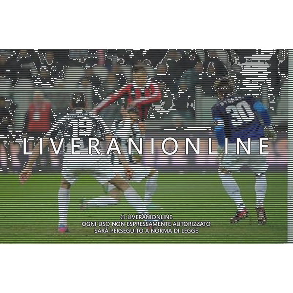 Coppa Italia TIM - Quarti di Finale Torino 9-01-2013 Juventus - Milan nella foto: sul 2 a 1 Juve nell\'assalto finale la conclusione di El Shaarawy  ribattuta da Caceres foto Roberto Garavaglia - ag. Aldo Liverani sas