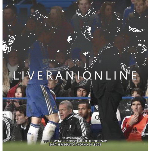 Chelsea\'s Fernando Torres shake hands with Chelsea\'s Interim Manager Rafael Benitez after being taken off Football - Football - Capital One Cup Semi-Final - Chelsea v Swansea City - Wednesday 9th January 2013 - Stamford Bridge - London © CameraSport - 43 Linden Ave. Countesthorpe. Leicester. England. LE8 5PG - Tel: +44 (0) 116 277 4147 - admin@camerasport.com - www.camerasport.com AG ALDO LIVERANI S A S ONLY ITALY