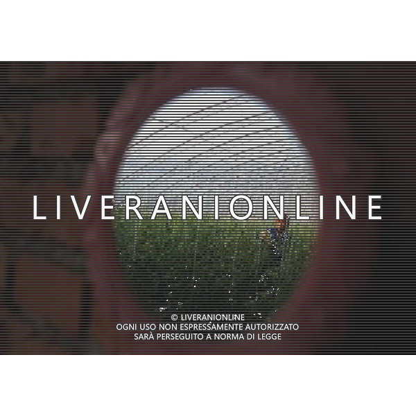 (121218) -- TAIYUAN, Dec. 18, 2012 () -- Ma l\'acqua Villager Zhen bolle di gas di palude in Jingadao Village di Changzhi County, a nord della Cina nella provincia dello Shanxi, 11 dicembre, 2012. Jingadao Villaggio di Changzhi County ha formato una economia a ciclo chiuso. Gli abitanti dei villaggi qui utilizzare gas metano come combustibile dopo la fermentazione degli escrementi di maiale, adottare pulito sistema di smaltimento delle acque reflue, produzione di fertilizzante naturale di escrementi animali e vegetali di piante verdi (/Yan Yan) (lfj) ©Photoshot/AGENZIA ALDO LIVERANI SAS-ITALY ONLY - EDITORIAL USE ONLY