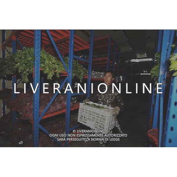 (121218) -- TAIYUAN, Dec. 18, 2012 () -- Ma l\'acqua Villager Zhen bolle di gas di palude in Jingadao Village di Changzhi County, a nord della Cina nella provincia dello Shanxi, 11 dicembre, 2012. Jingadao Villaggio di Changzhi County ha formato una economia a ciclo chiuso. Gli abitanti dei villaggi qui utilizzare gas metano come combustibile dopo la fermentazione degli escrementi di maiale, adottare pulito sistema di smaltimento delle acque reflue, produzione di fertilizzante naturale di escrementi animali e vegetali di piante verdi (/Yan Yan) (lfj) ©Photoshot/AGENZIA ALDO LIVERANI SAS-ITALY ONLY - EDITORIAL USE ONLY