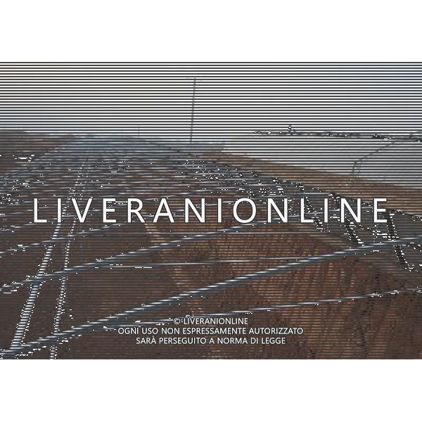 (121218) -- TAIYUAN, Dec. 18, 2012 () -- Ma l\'acqua Villager Zhen bolle di gas di palude in Jingadao Village di Changzhi County, a nord della Cina nella provincia dello Shanxi, 11 dicembre, 2012. Jingadao Villaggio di Changzhi County ha formato una economia a ciclo chiuso. Gli abitanti dei villaggi qui utilizzare gas metano come combustibile dopo la fermentazione degli escrementi di maiale, adottare pulito sistema di smaltimento delle acque reflue, produzione di fertilizzante naturale di escrementi animali e vegetali di piante verdi (/Yan Yan) (lfj) ©Photoshot/AGENZIA ALDO LIVERANI SAS-ITALY ONLY - EDITORIAL USE ONLY