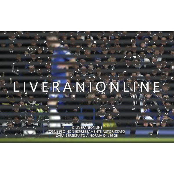 (130110) -- LONDON, Jan. 10, 2013 () -- Rafael Benitez, manager of Chelsea, gives instructions to Frank Lampard during the English League Cup (Capital One Cup) semifinal first leg between Chelsea and Swansea at Stamford Bridge in London, Britain, on Jan. 9, 2013. Chelsea lost 0-2. (/Wang Lili) FOR EDITORIAL USE ONLY. NOT FOR SALE FOR MARKETING OR ADVERTISING CAMPAIGNS. NO USE WITH UNAUTHORIZED AUDIO, VIDEO, DATA, FIXTURE LISTS, CLUB/LEAGUE LOGOS OR \'LIVE\' SERVICES. ONLINE IN-MATCH USE LIMITED TO 45 IMAGES, NO VIDEO EMULATION. NO USE IN BETTING, GAMES OR SINGLE CLUB/LEAGUE/PLAYER PUBLICATIONS. AG ALDO LIVERANI S A S ONLY ITALY