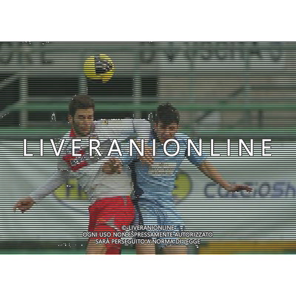BERGAMO 13 GENNAIO 2013, NELLA FOTO CONTRASTO TRA PIETRO VISCONTI A SINISTRA E VALERIO PIROVANO A DESTRA DELLA FOTO ,ph.moro/ALDO LIVERANI ALBINOLEFFE - CREMONESE CAMPIONATO CALCIO SERIE BWIN 13/01/2013
