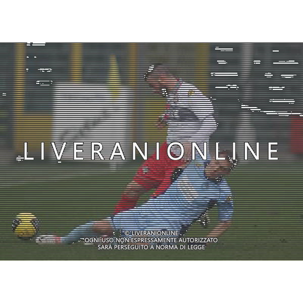 BERGAMO 13 GENNAIO 2013, NELLA FOTO CONTRASTO TRA SIMONE SALES A SINISTRA E MASSIMILIANO PESENTI A DESTRA DELLA FOTO ,ph.moro/ALDO LIVERANI ALBINOLEFFE - CREMONESE CAMPIONATO CALCIO SERIE BWIN 13/01/2013