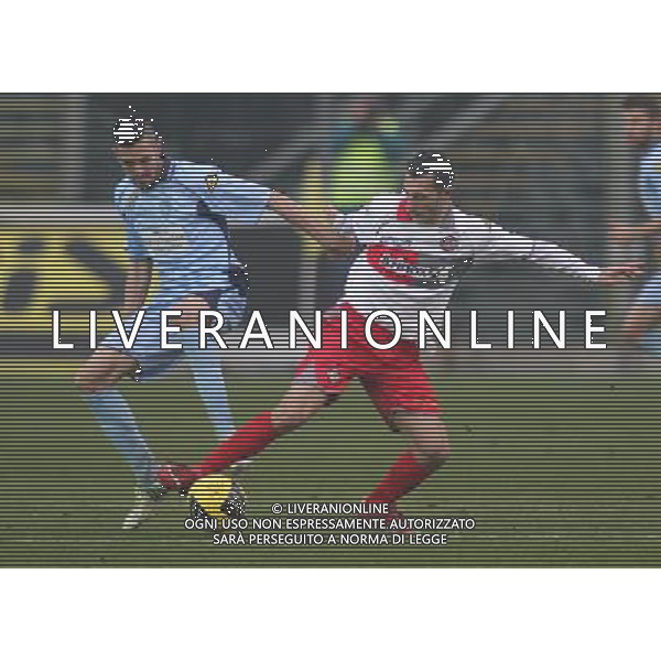 BERGAMO 13 GENNAIO 2013, NELLA FOTO CONTRASTO TRA TAUGORDEAU ANTHONY A SINISTRA E GAETANO CARIDI A DESTRA DELLA FOTO ,ph.moro/ALDO LIVERANI ALBINOLEFFE - CREMONESE CAMPIONATO CALCIO SERIE BWIN 13/01/2013