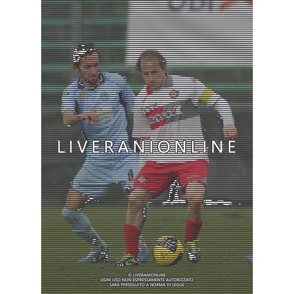 BERGAMO 13 GENNAIO 2013, NELLA FOTO CONTRASTO TRA MARVIN MAIETTI A SINISTRA E DAVIDE BAIOCCO A DESTRA DELLA FOTO ,ph.moro/ALDO LIVERANI ALBINOLEFFE - CREMONESE CAMPIONATO CALCIO SERIE BWIN 13/01/2013