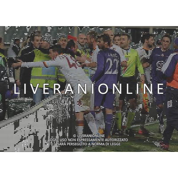 Coppa Italia TIM Cup 2012/2013 Quarti di Finale Firenze - 16.01.2013 Fiorentina-Roma Nella Foto:i giocatori della roma e fiorentina si scontrano dopo l\'espilsione di cuadrado e dodo\' /Ph.Vitez-Ag. Aldo Liverani