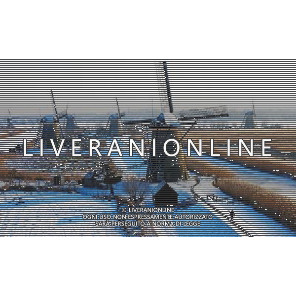 (130117) -- KINDERDIJK, Jan. 17, 2013 () -- Windmills are seen after snowfall in Kinderdijk, west of the Netherlands, Jan. 16, 2013. The small town of Kinderdijk is known for its 19 well-preserved windmills which were built around 1740. Every year about 500,000 tourists visit Kinderdijk, a UNESCO World Heritage site since 1997. (/Robin Utrecht) (ybg) ©photoshot/AGENZIA ALDO LIVERANI SAS - ITALY ONLY - Neve sui Mulini a vento dopo la nevicata nella citta\' di Kinderdijk, a ovest dei Paesi Bassi, Olanda 16 Gennaio 2013. I 19 mulini a vento costruiti intorno al 1740 ancora ben conservati sono riconosciuti patrimonio mondiale dell\'UNESCO dal 1997. 