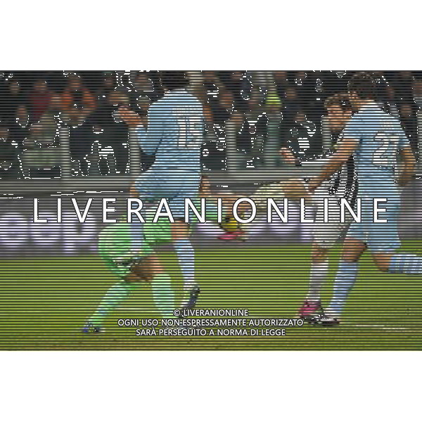Coppa Italia TIM - Semifinale gara di andata Torino 22-01-2013 Juventus - Lazio nella foto: Marchetti ferma Marchisio lanciato a rete foto Roberto Garavaglia - ag. Aldo Liverani sas