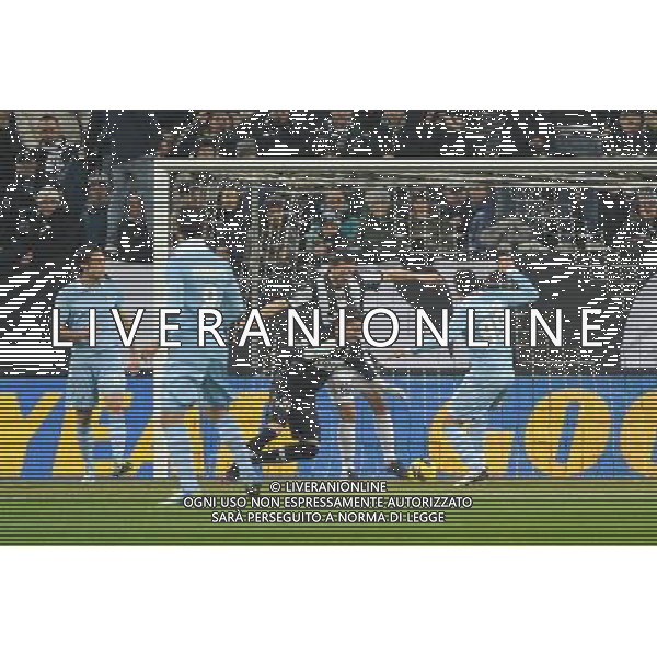 Coppa Italia TIM - Semifinale gara di andata Torino 22-01-2013 Juventus - Lazio nella foto: Storari perde la palla ma Floccari non ne approfitta foto Roberto Garavaglia - ag. Aldo Liverani sas