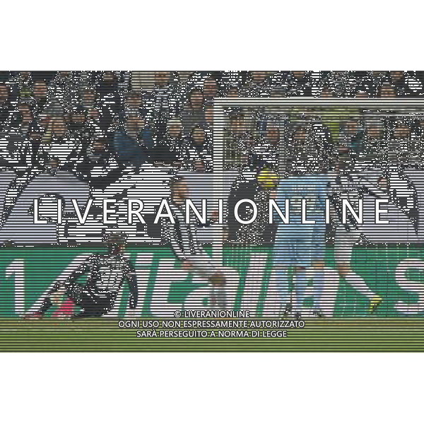 Coppa Italia TIM - Semifinale gara di andata Torino 22-01-2013 Juventus - Lazio nella foto: Storari perde la palla ma Barzagli salva il gol deviando in corner foto Roberto Garavaglia - ag. Aldo Liverani sas