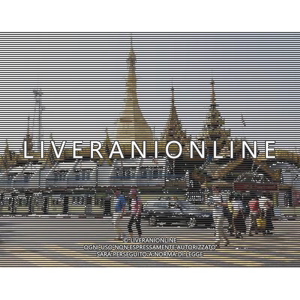 (130124) -- YANGON, Jan. 24, 2013 () -- Tourists visit downtown Yangon, Myanmar, on Jan. 24, 2013. Significant reforms and increased exchanges with the international community brought Myanmar over one million person-time of foreign tourists in 2012. (/U Aung) (lr) ©photoshot/AGENZIA ALDO LIVERANI SAS - ITALY ONLY - Oltre un milione di turisti stranieri nel 2012 hanno visitato il centro di Yangon, nel Myanmar, il 24 gennaio 2013.