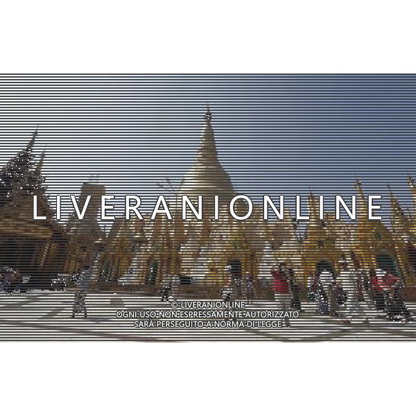 (130124) -- YANGON, Jan. 24, 2013 () -- Tourists visit downtown Yangon, Myanmar, on Jan. 24, 2013. Significant reforms and increased exchanges with the international community brought Myanmar over one million person-time of foreign tourists in 2012. (/U Aung) (lr) ©photoshot/AGENZIA ALDO LIVERANI SAS - ITALY ONLY - Oltre un milione di turisti stranieri nel 2012 hanno visitato il centro di Yangon, nel Myanmar, il 24 gennaio 2013.